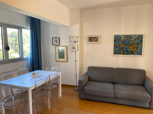 - un salon avec un canapé et une table dans l'établissement Trilocale luminoso immerso nella natura, à Forte dei Marmi