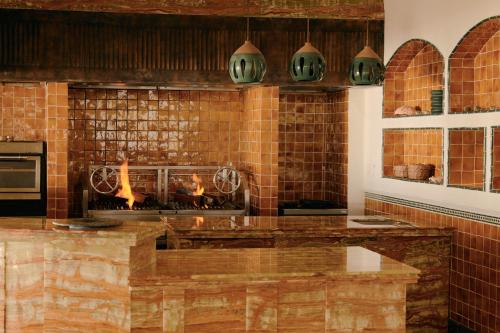 cocina con chimenea en una pared de ladrillo en Maroma, A Belmond Hotel, Riviera Maya, en Puerto Morelos