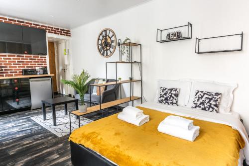 - une chambre avec un grand lit et 2 oreillers blancs dans l'établissement Design Studio near metro and Eiffel Tower, à Paris