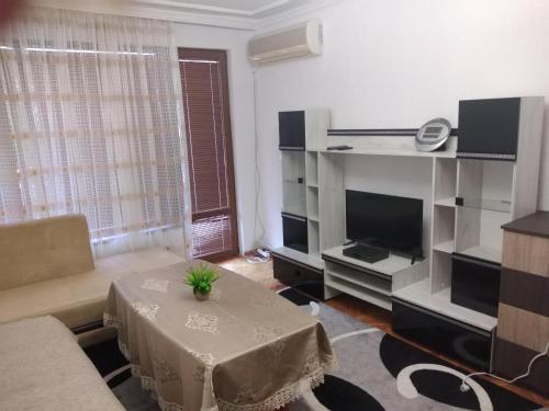 A television and/or entertainment centre at Апартамент Алекс