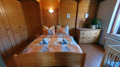 um quarto com uma cama num quarto de madeira em U Jelínků em Šťáhlavy