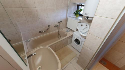 La salle de bains est pourvue d'une baignoire, de toilettes et d'un lavabo. dans l'établissement U Jelínků, à Šťáhlavy