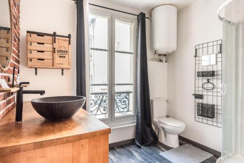 巴黎Design Studio near metro and Eiffel Tower的一间带碗水槽和卫生间的浴室