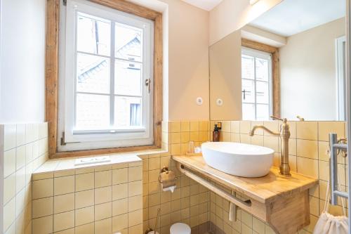 a bathroom with a sink and a window at Boutique-Hotel Stadtherberge Wetzlar in Wetzlar