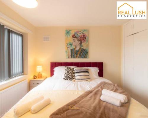 バーミンガムにあるHS2, NEC, And Airport Stay Home By Real Lush Properties - Three-Bedroom House In Birmingham,のベッドルーム1室(赤いヘッドボード付きのベッド1台付)