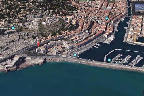 une vue aérienne sur une ville et l'eau dans l'établissement Le MARTY 9 Vue Mer Loggia Climatisé Piscine Centre, à Sète