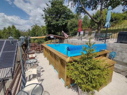 una gran piscina con terraza de madera en Spa & Pool Apartment Hotel - Restaurant VILLA IVICA en Bratislava