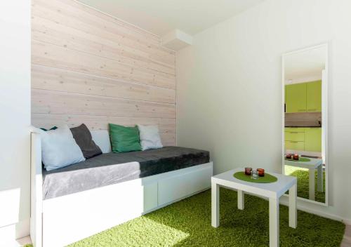 um pequeno quarto com uma cama e uma mesa em Yksiö Turun Hirvensalossa em Turku