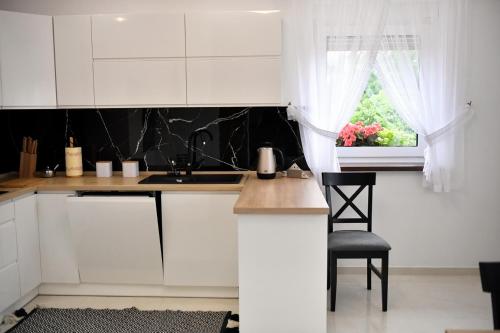 Η κουζίνα ή μικρή κουζίνα στο Apartament u Joli