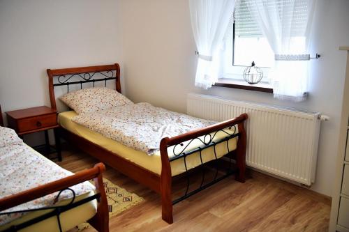 Ένα ή περισσότερα κρεβάτια σε δωμάτιο στο Apartament u Joli