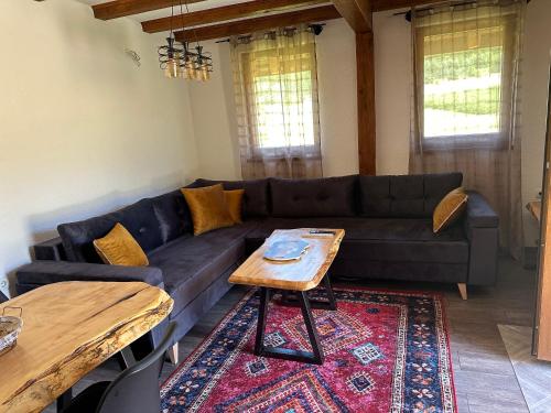 uma sala de estar com um sofá e uma mesa em Apartmani nisicka oaza 2 em Ilijaš
