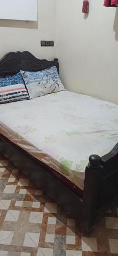 een bed in een kamer met een matras bij شقة مفروشة للكراء اليومي بمراكش in Marrakesh