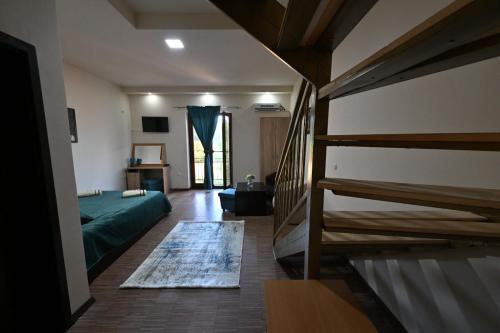 een woonkamer met een bed en een trap bij Grand Kokino 