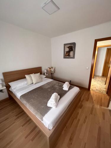 ein Schlafzimmer mit einem großen Bett mit zwei Kissen darauf in der Unterkunft Ca La Noa 2 in Viladecáns