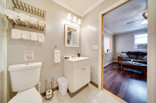 ein Badezimmer mit Toilette und Waschbecken in der Unterkunft Geneva Cottage with Patio - Walk to Park, Lake Erie! in Geneva-on-the-Lake