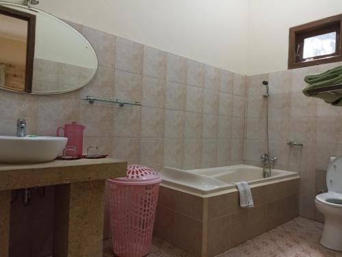 Bathroom sa Superb family friendly villa with pool and only 500 metres from beach