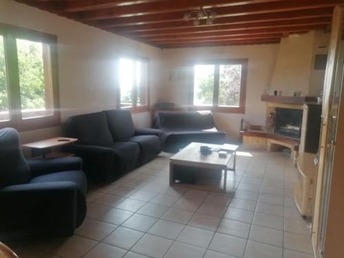 ein Wohnzimmer mit Sofas und einem Couchtisch in der Unterkunft Chalet-villa tout equipe in Cruseilles
