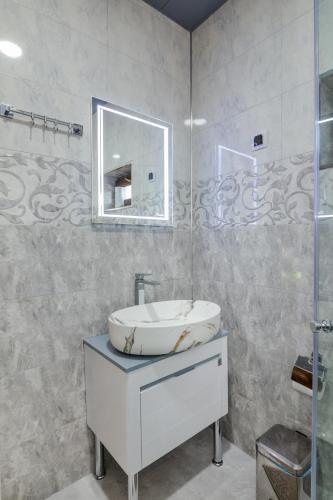 Un baño de Hotel Home+