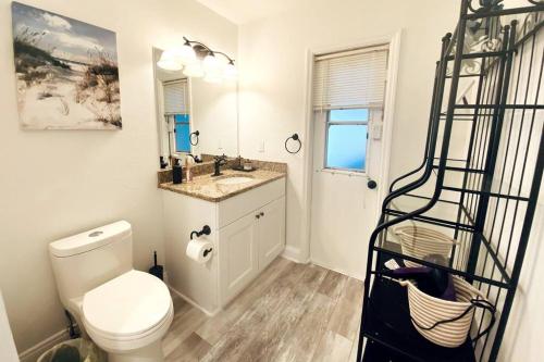 een badkamer met een toilet en een ladder erin bij Casa de Emma - a 3-bed gulf access vacation home in Cape Coral