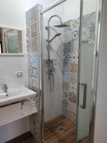 La salle de bains est pourvue d'une douche et d'un lavabo. dans l'établissement B&B Mazzini, à Grottaglie