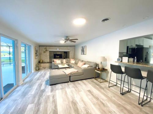 een woonkamer met een bank en een tafel bij Casa de Emma - a 3-bed gulf access vacation home in Cape Coral