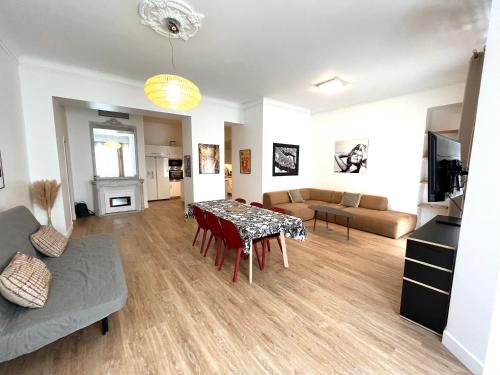 Large Haussmanian appartment in the heart of Nice