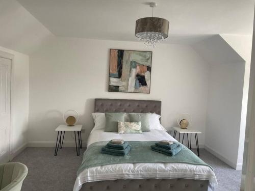 Ένα ή περισσότερα κρεβάτια σε δωμάτιο στο Fantastic home in Brightons, Falkirk.