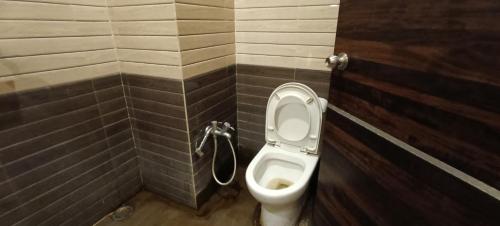 布萊爾港的住宿－N k Grand Days，浴室位于隔间内,设有白色卫生间。