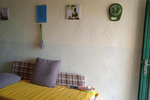 uma sala de estar com um sofá e um relógio na parede em Unique 100 y old Dalmatian 3 bedrooms House, under mountain, 14km NP KRKA,30 mins drive to beach em Razvođe