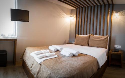um quarto de hotel com uma cama com toalhas em Double DD Hotel em Istambul