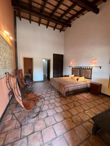 una grande camera da letto con un letto e un pavimento in pietra di La Vaca Tranquila a San Carlos