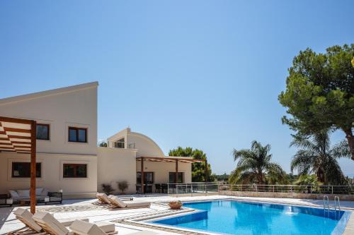 een villa met een zwembad en een huis bij Angels Villa in Kambánion