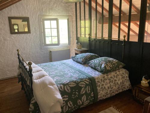 une chambre avec un lit avec des oreillers dessus dans l'établissement Chalet 09, à Albiès