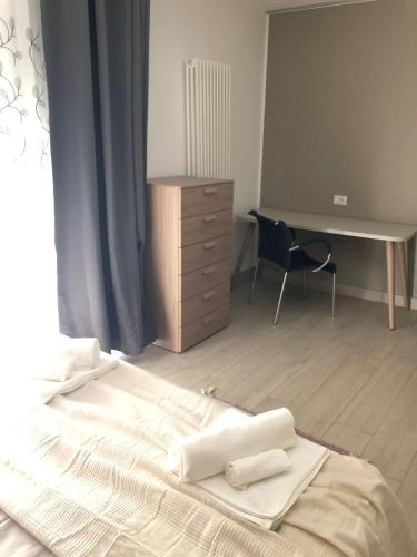 1 dormitorio con cama, escritorio y silla en Panta rei en Trieste