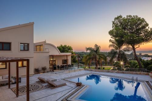 Angels Villa - 8-Bedroom Estate Ideal for Groups & Families by etouri