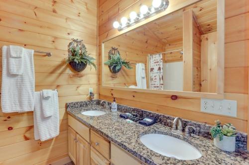 Ένα μπάνιο στο Hot Tub and Game Room Charming Morganton Cabin!