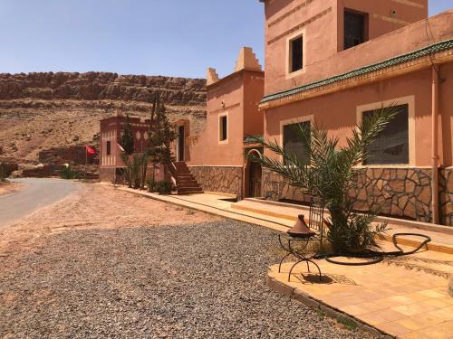a house in the desert next to a road at ACHAHOUD CHEz LA BELLE FIBULLE in Aït Fars