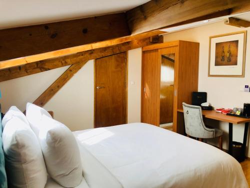 Ένα ή περισσότερα κρεβάτια σε δωμάτιο στο Chassé Hotel Residency