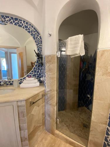 Bilik mandi di Sardinia Art House