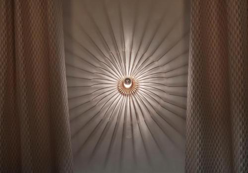 a room with a curtain and a ceiling at Apartamenty Sowa Toruń in Toruń