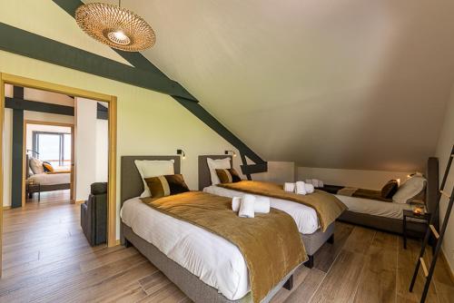 1 dormitorio con 2 camas en una habitación en ANNECY HAPPY LODGE DUPLEX 9 pers, en Saint-Jorioz