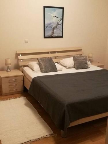 ein Schlafzimmer mit 2 Betten und einem Bild an der Wand in der Unterkunft App Luca in Rijeka