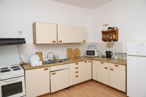 een keuken met witte kasten en een witte koelkast bij Cvet in Bela Crkva