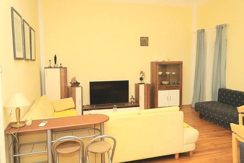 een woonkamer met een bank en een tafel bij Cvet in Bela Crkva