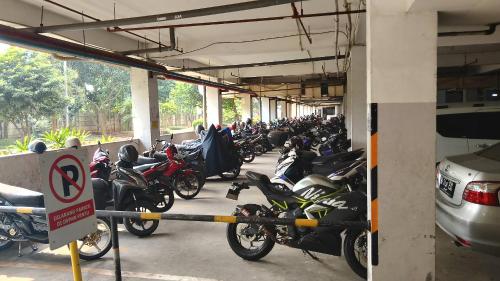 un groupe de motocycles garés sur un parking dans l'établissement Ipol property, à Cisalak