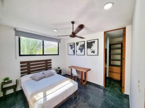 een slaapkamer met een bed, een tafel en een plafondventilator bij Home Rooftop Private Jacuzzi 3 Bedroom 4 Bth 120Mb in Xcanatún