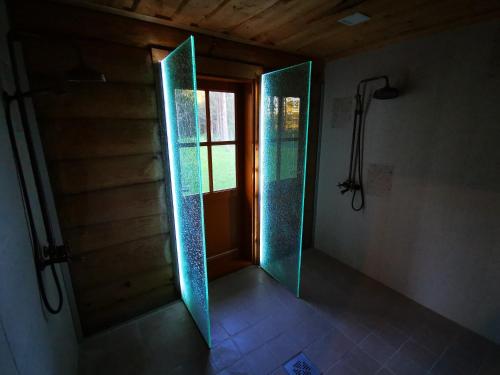 eine Glastür in einem Zimmer mit Fenster in der Unterkunft Käina Jahimaja in Käina
