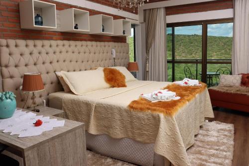 Un dormitorio con una cama con dos muñecas. en Pedra do Sino Hotel, en Piranhas