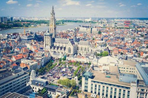 una vista aerea di una città con un fiume di Private studio in Antwerp ad Anversa