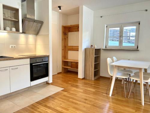 A kitchen or kitchenette at Apartment Huberspitz - Ruhe, Berge & Natur